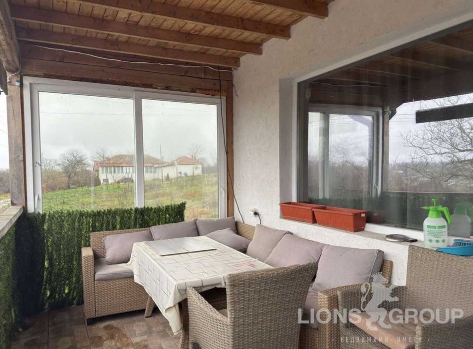 Самостоятелна къща с двор в с.Николаевка, област Варна