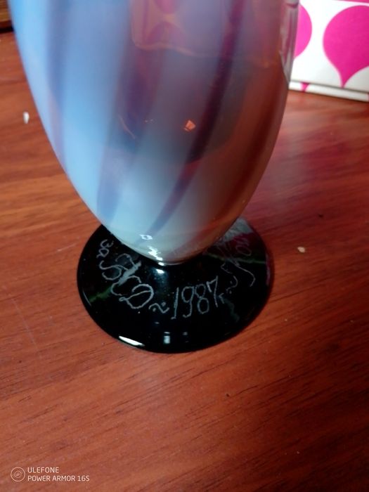 Продавам ваза от опушено стъкло 25см.