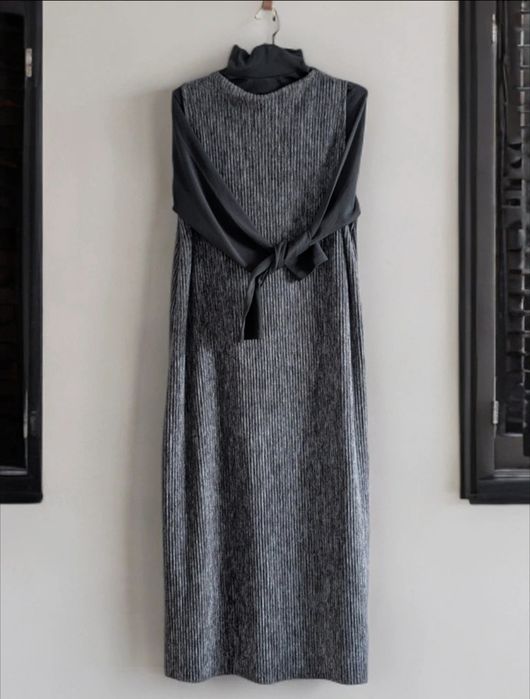 Rochie Zara midi, din tricot stretchy, lejeră, fără mâneci M