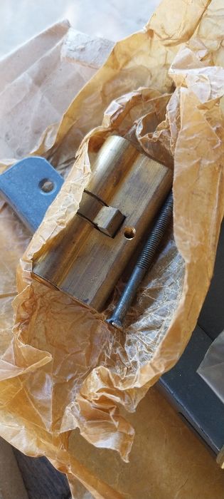 Брави и шилдове. Нови. 6 броя.