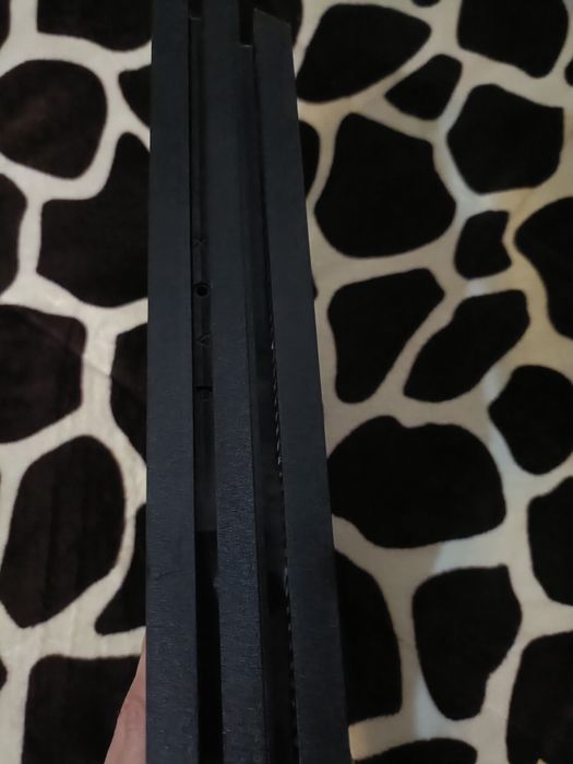 PS 4 pro cu fifa 24 și o consolă