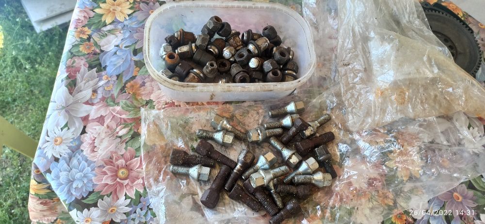 Болтове за джанти Тойота ярис--мазда премаси--нисан микра- хонда сивик