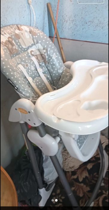 Vand măsuță pentru hrănirea bebelușilor