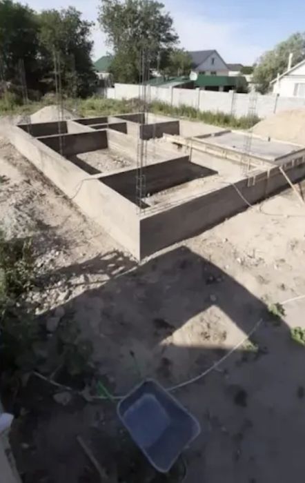 Құрлыс жұмыстарын істейтін өзбек бригадасы бар.