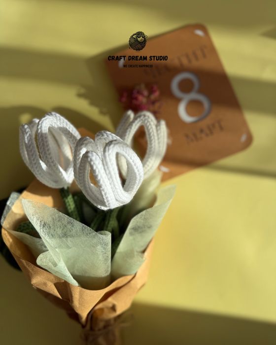 Букет лалета + картичка - подарък за осми март