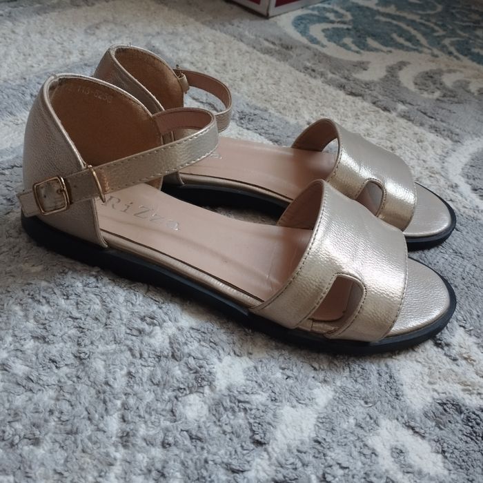 Продам почти новые сандалии