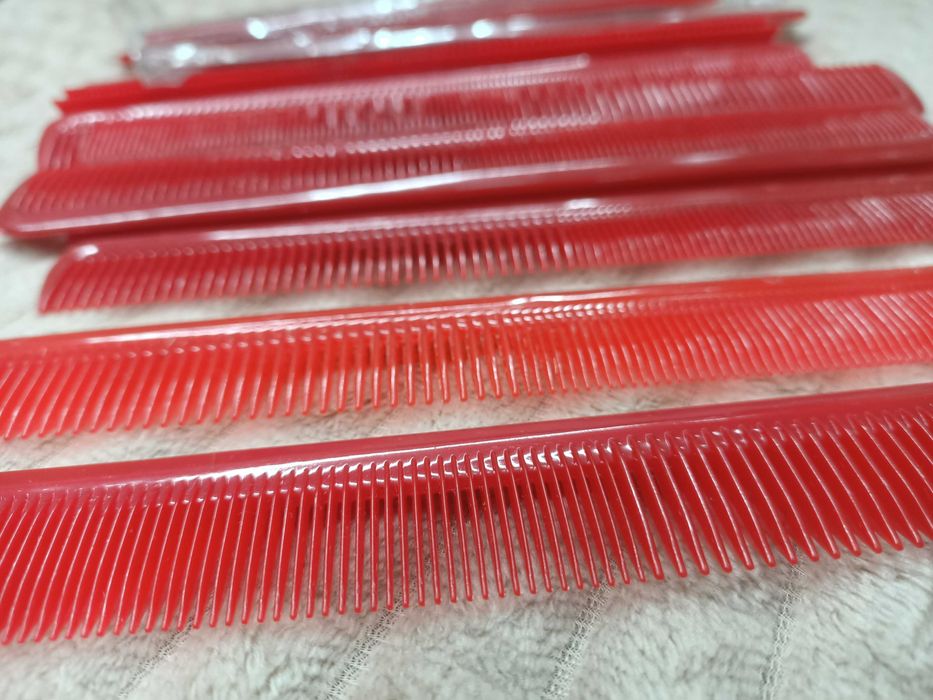 Расчёски красного цвета.