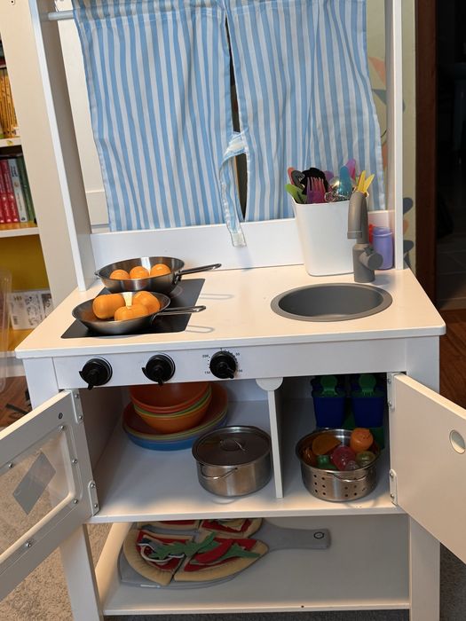 Vand Bucatarie de jucarie cu teatru si tabla de scris plus accesorii IKEA
