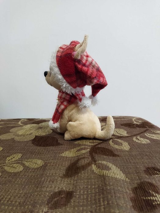 Плюшено кученце с коледна шапка