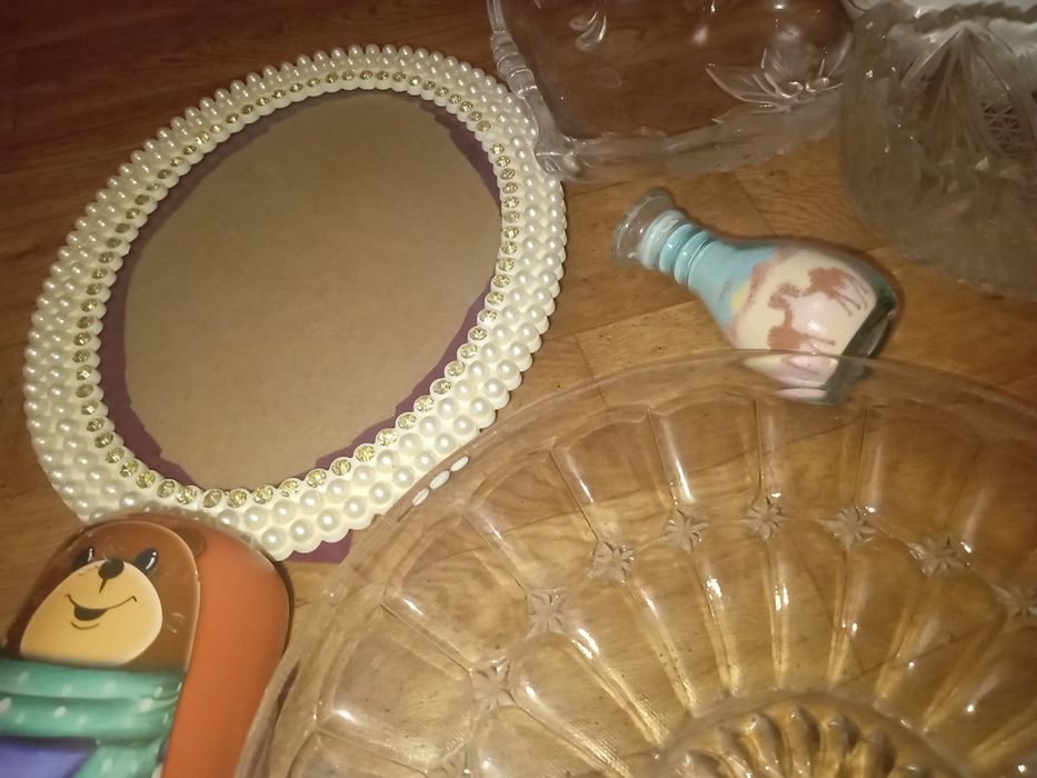 Хрустальные тарелки и сувениры.  Всё это за 2000