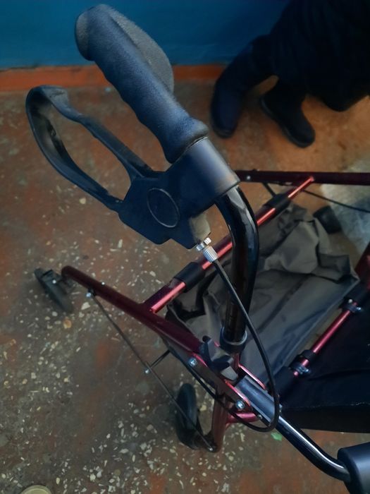 Продам ходунки-роллатор с сиденьем (б/у) коляска