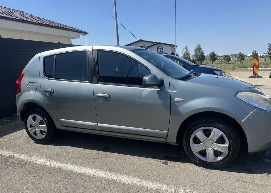 Vând Dacia Sandero 2008