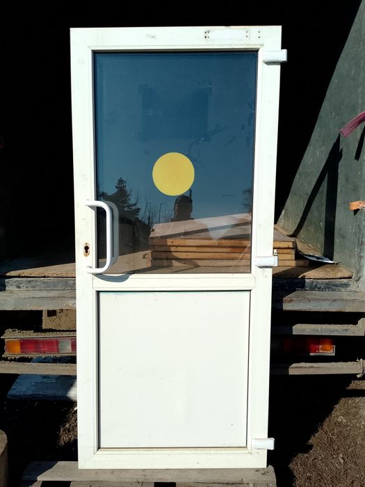 Двери пластик и межкомнатные