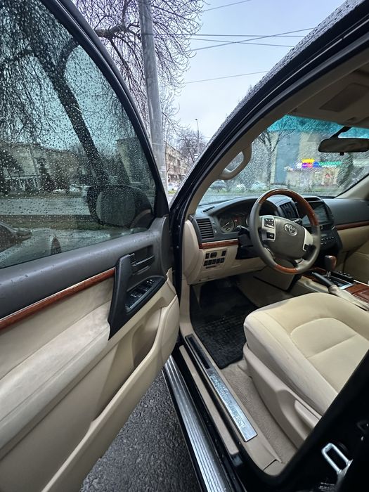 Tayota Land Cruiser V8