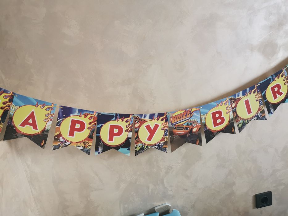 Бутафорна торта на 3 етажа Пламъчко и машините, надпис