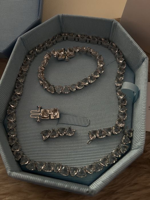 Четири сета на Swarovski