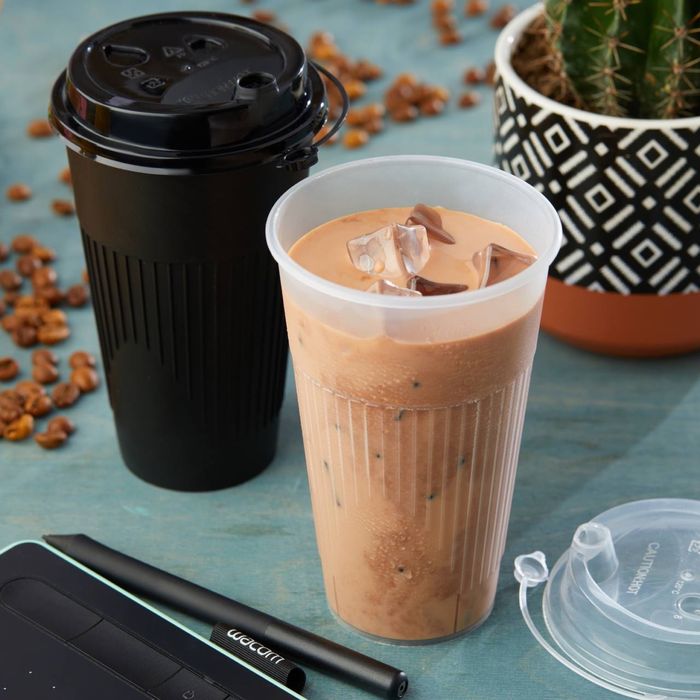 Одноразовая посуда в ассортименте от производителья.