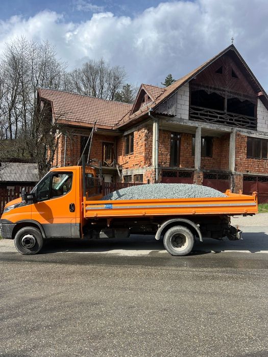 Transport nisip,balast,pământ vegetal. Execut lucrari cu miniexcavator si cilindru compactor de la 3 tone la 16 tone .La cantități mai mari se neg