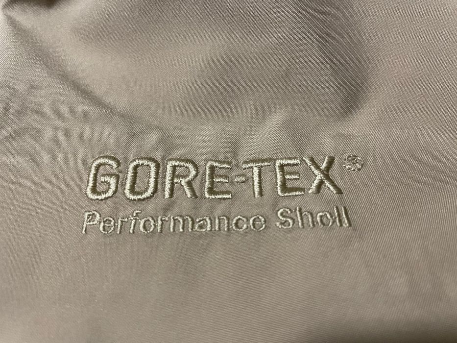 Vând jachetă damă Lafuma, impermeabilă cu membrană Gore-tex, mărime L