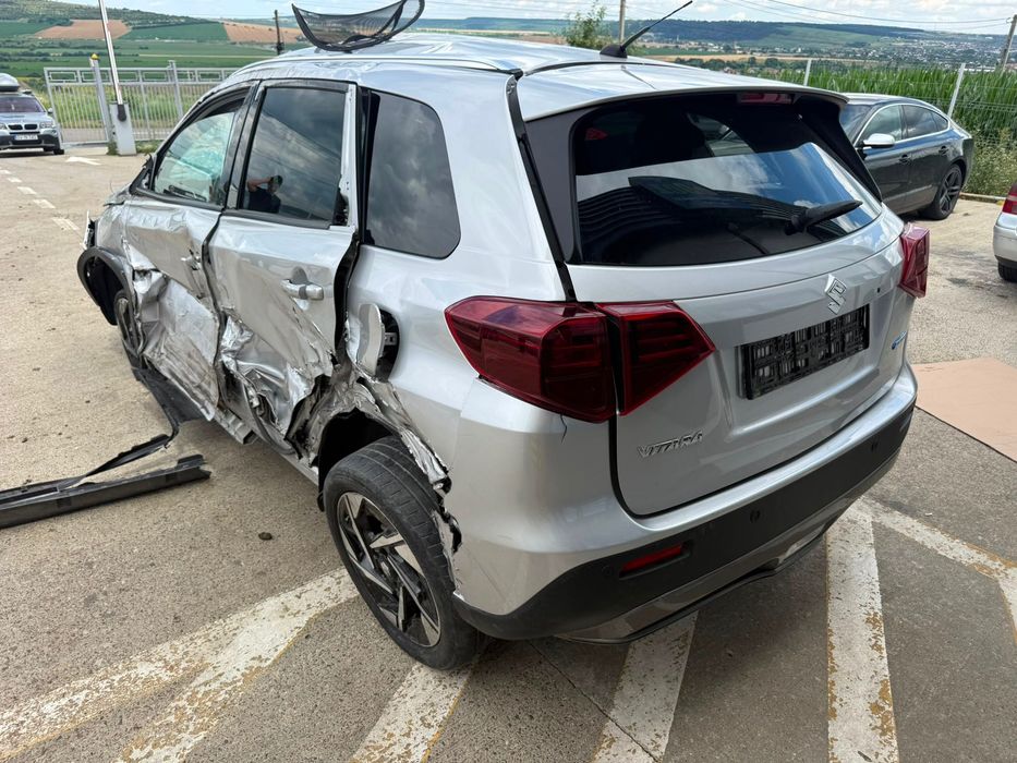 Dezmembrez Suzuky vitara 4 facelift argintie 2025 1.4 hybrid K14D 17.000 km volan stanga