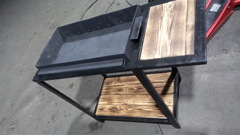 Качественный мангал из толстого металла с деревянной столешницей
