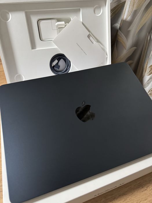 MacBook Air M2 2022 — 16 Гб / 256 ГБ — идеальное состояние