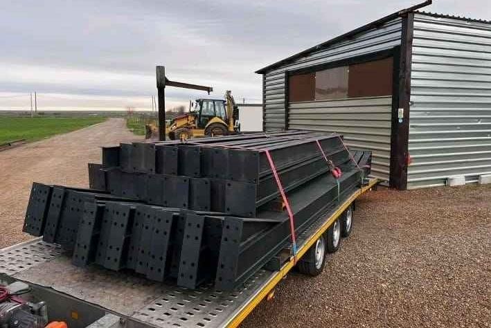 Vând hală metalică 10 x15 
10/20/3 Compusă dim :
• 5ferme la 10m ipe 180
• ⁠10stâlpi la 3M ipe 180
• ⁠plăcuțe stâlpi 250x250
• ⁠10cuzi