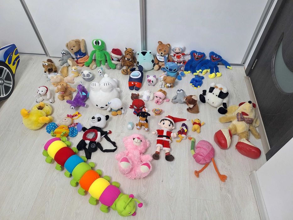 Lot plusuri diferite mărimi si modele.