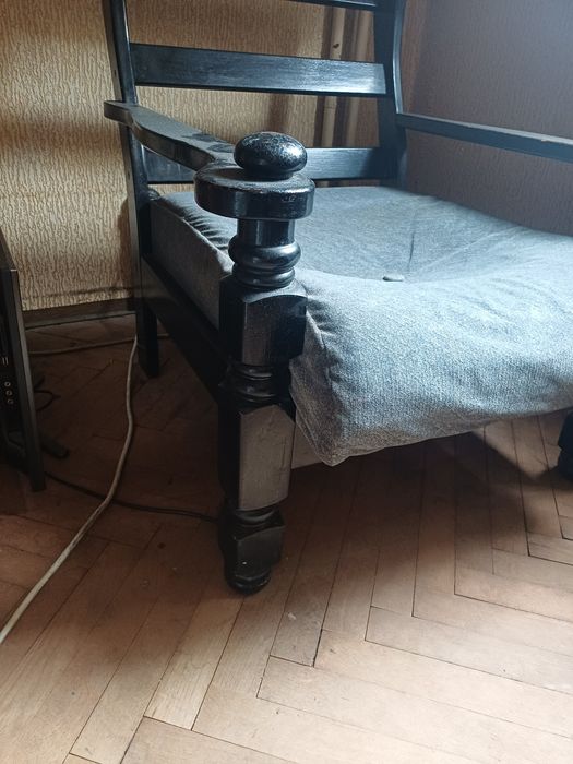 Масивен дървен стол