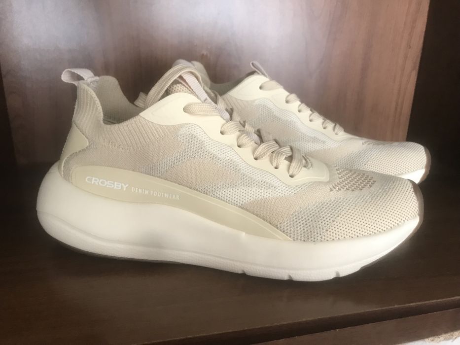 Продам новые кроссовки 38 размер