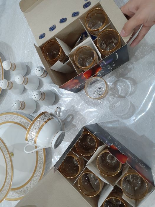 Этажерки,чайники,рюмки,чашки