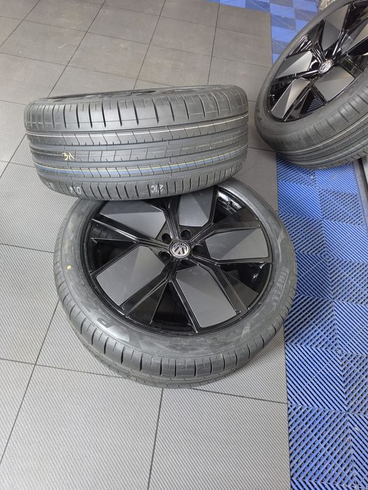 Оригинални VW TOUAREG R-LINE 21” LEEDS + PIRELLI P ZERO