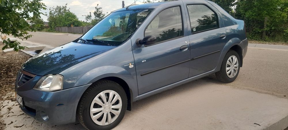 Vând Dacia Logan