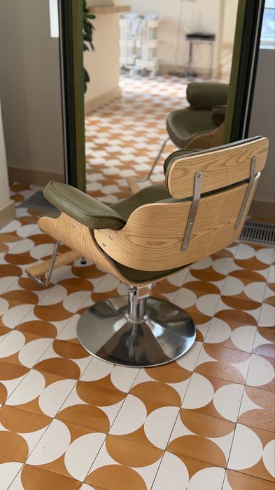 Кресло парикмахерское 100 000 тг