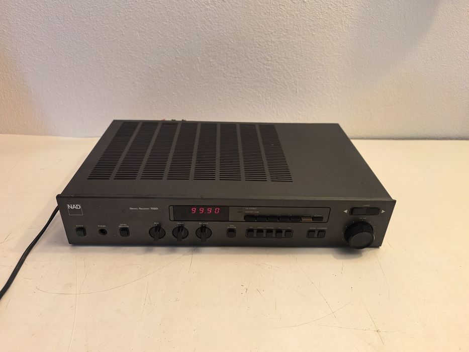 Amplificator NAD 7020i statie