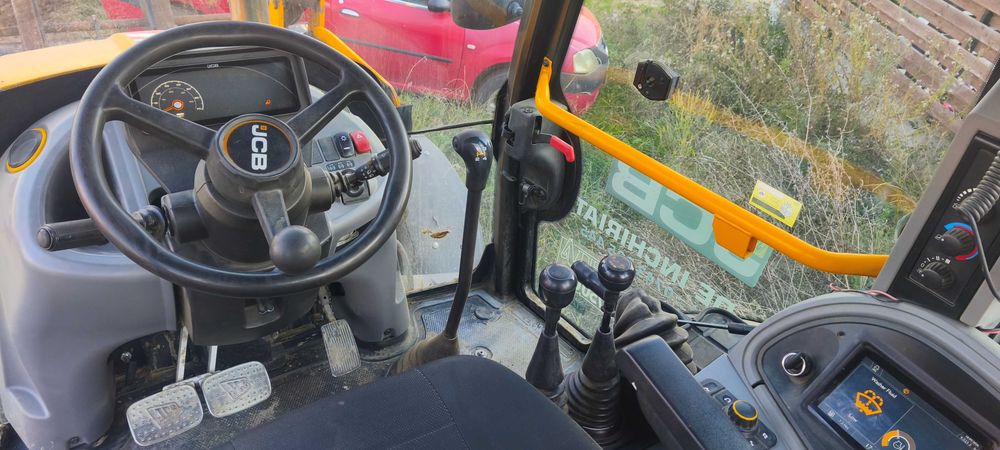 Vând buldoexcavator jcb 3cx