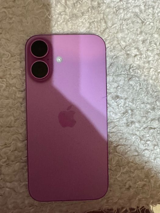 iPhone 16 с кутия