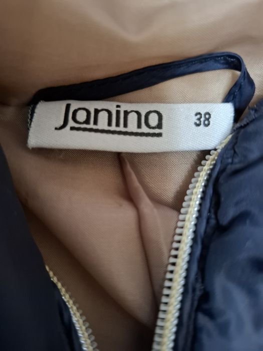 Geacă bleumarin mărime 38 cu glugă, este în stare foarte bună.