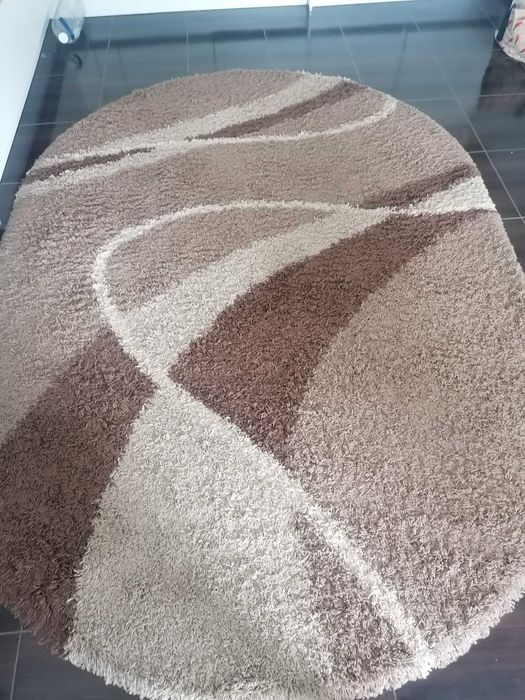 Covor living în nuanțe de bej și maro