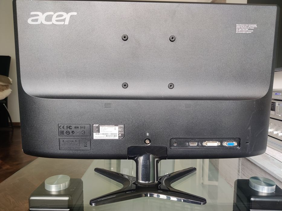 Монитори HP и Acer.