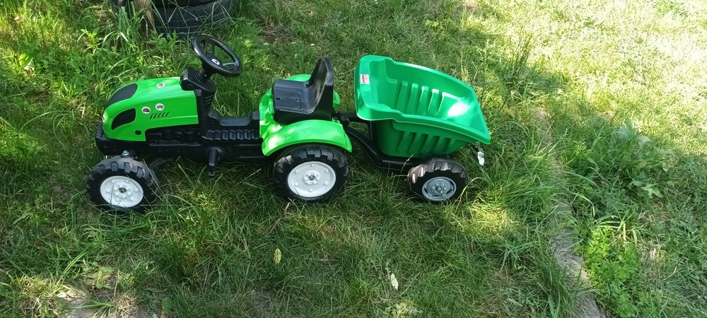 Tractor cu pedale si cu remorca