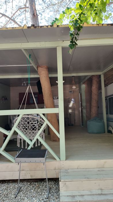 Продава каравана с просторен навес на морето