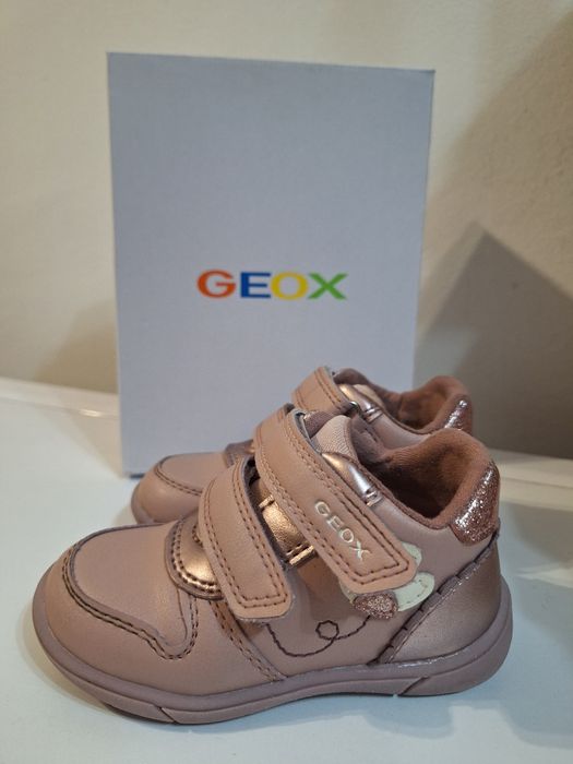 Продавам обувки за момиченце Geox