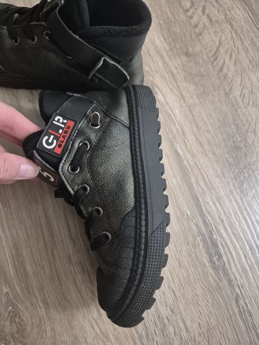 Продам ботинки на мальчика 29 размер осень-весна