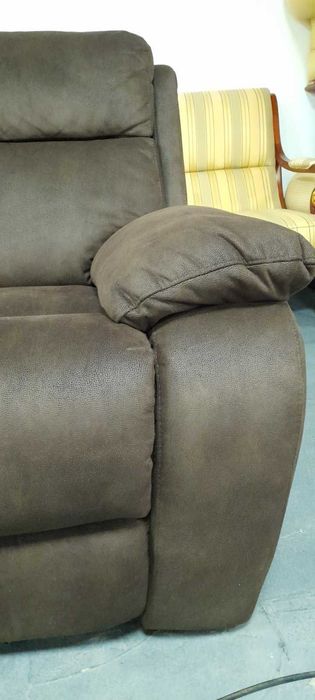 Кафяв диван от плат двойка с ръчен релаксиращ механизъм