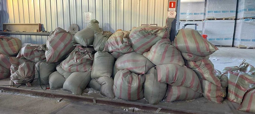 Минеральная вата в мешках россыпью бюджетное утепление кровли