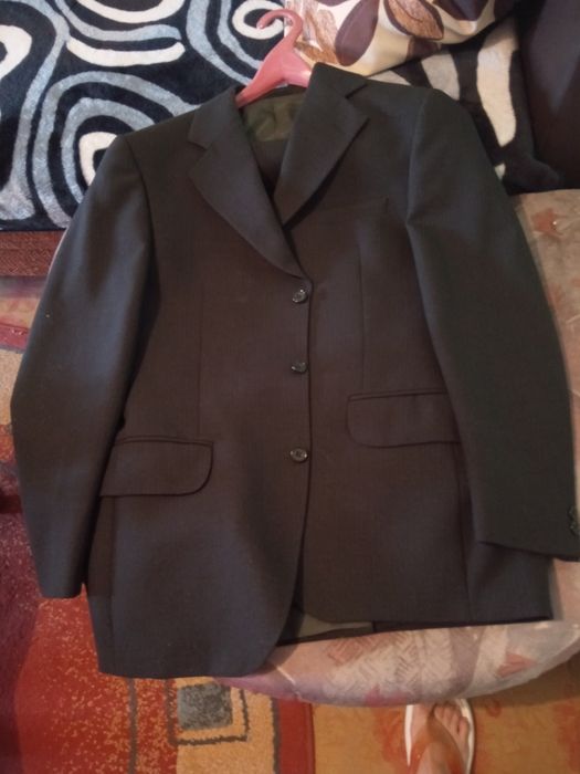 Vând costume bărbați