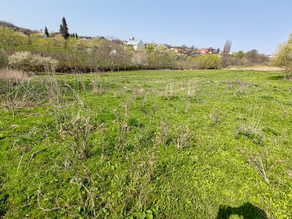 Vand teren cu iesire la doua strazi aproape de centru