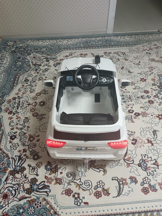 Детская машина на пульте управления