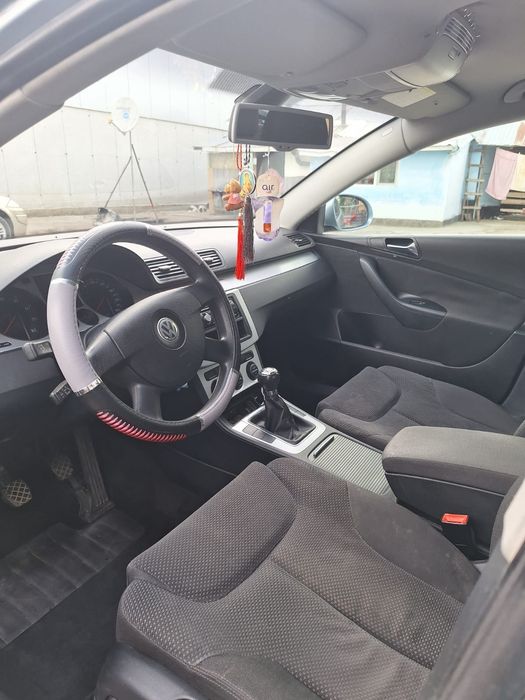 Vând Volkswagen Passat B6